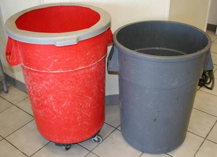 lot 31 image: Garbage Can and Garbage Can on Wheels