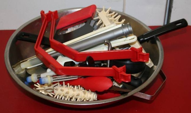lot 52 image: Steel Strainer Basin Full of Utensils