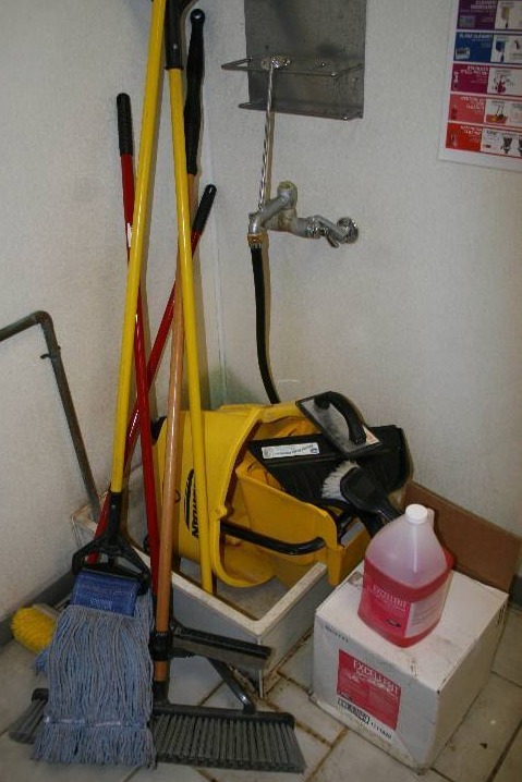 lot 150 image: Cleaning Supplies