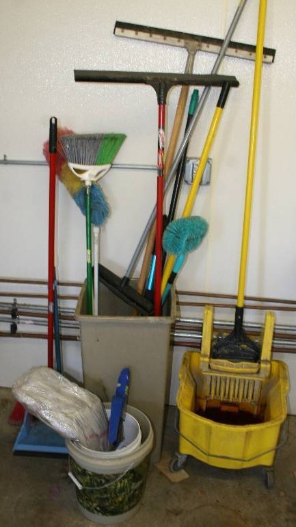 lot 183 image: Cleaning Supplies