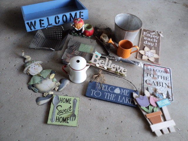 lot 14 image: house dcor - metal sign...