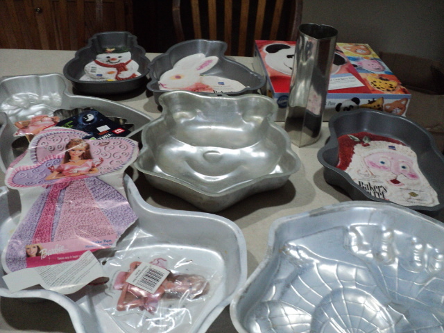 lot 28 image: 10 cake decorating pans...