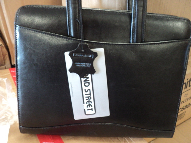 lot 130 image: Bondstreet leather business case...