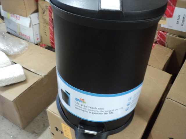 lot 172 image: 12L step trash can - dented but sti...