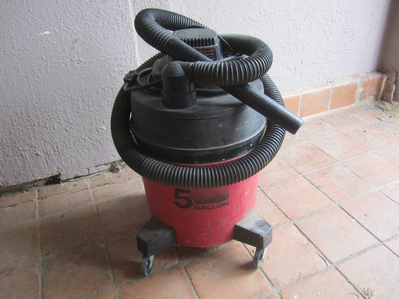 lot 33 image: 5 Gallon WetDry Shop-Vac Tested an...