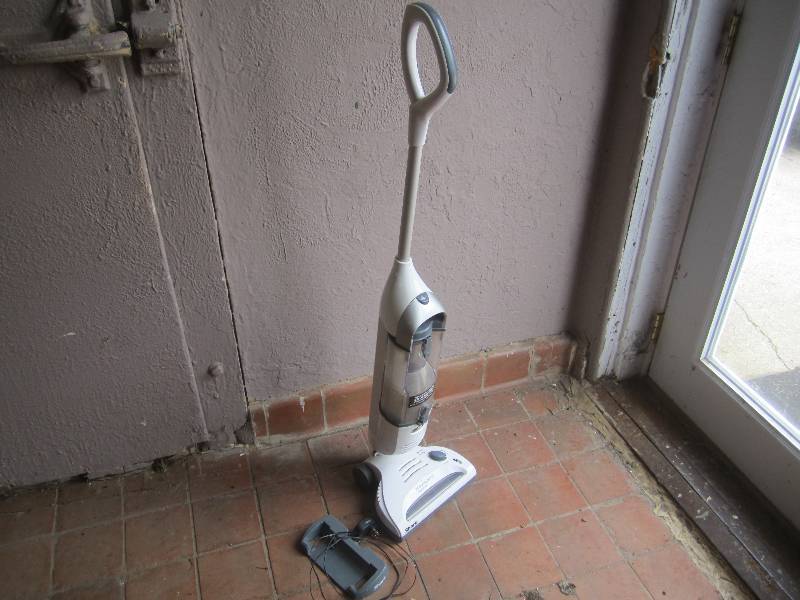 lot 34 image: Shark Navigator Freestyle Cordless ...