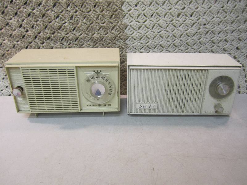 lot 38 image: 2 Vintage General Electric Radios B...