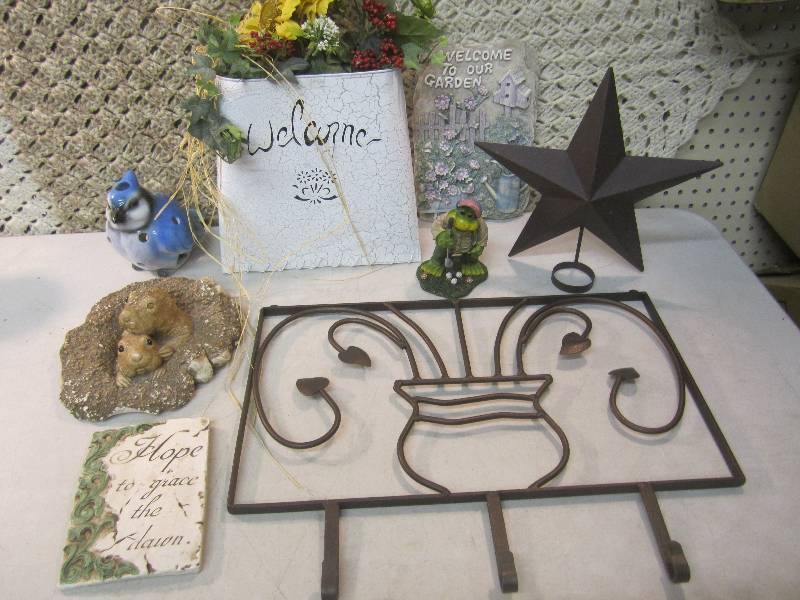 lot 47 image: Lot of Misc Decor See Photos  RM2...