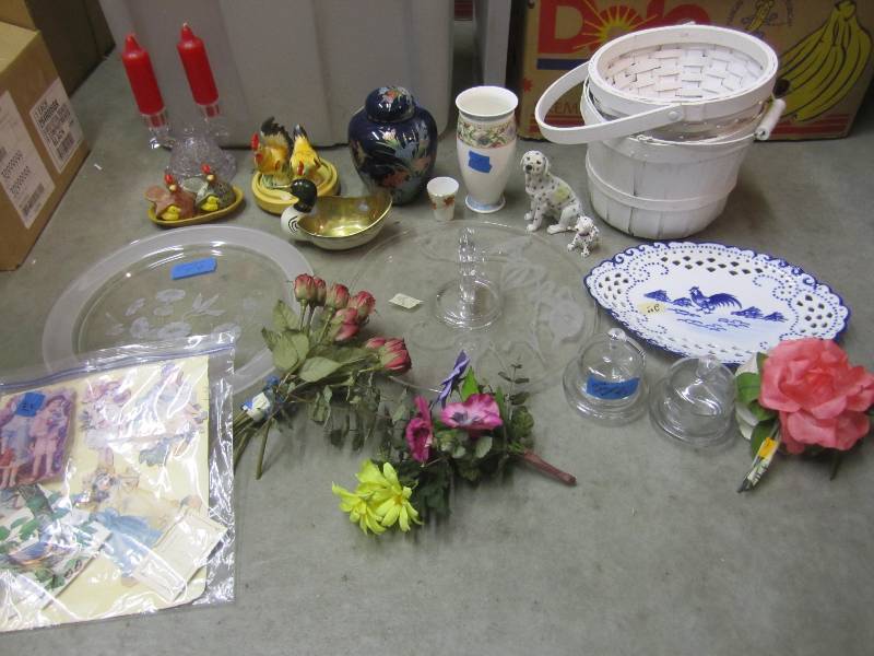 lot 55 image: Lot of Misc Decor Etc. In tote with...