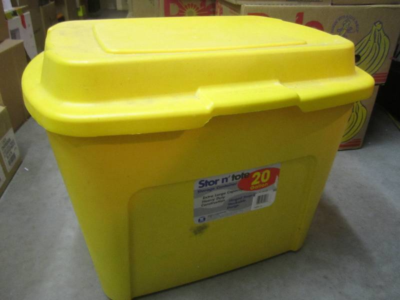 lot 56 image: 20 Gallon Tote with Lid Full of Toy...