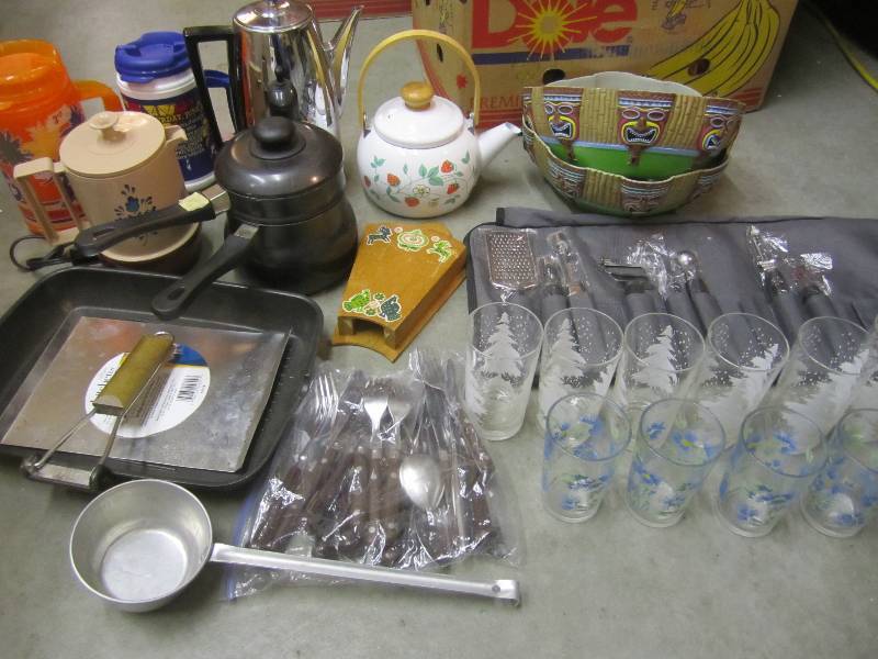 lot 66 image: Lot of Misc Kitchen Etc. See Photos...