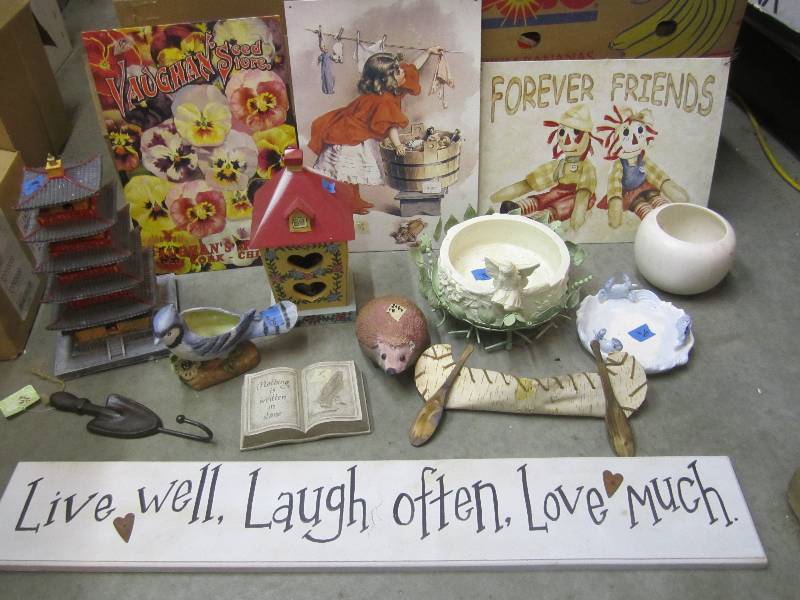 lot 67 image: Lot of Misc Decor  D-1T...