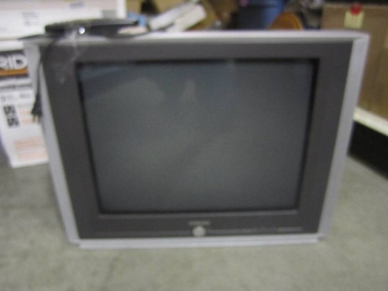 lot 72 image: Samsung 24 TV with Remote Works Go...