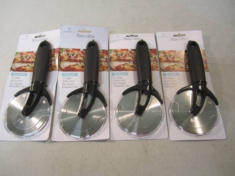 lot 128 image: Lot of 4 - 3.5 Blade Pizza Cutters...