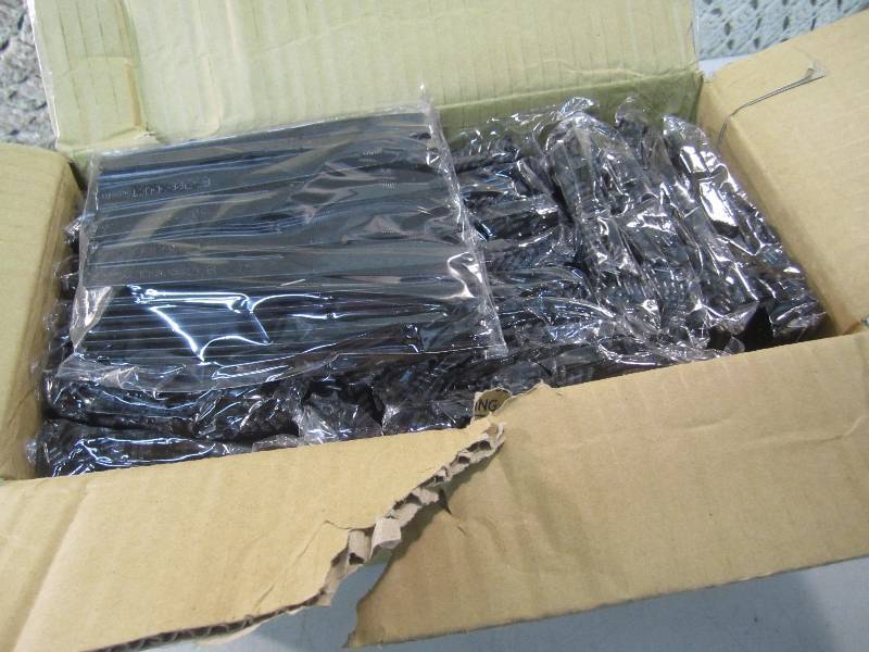 lot 181 image: Box of 1000 Plastic Knives Black  B...