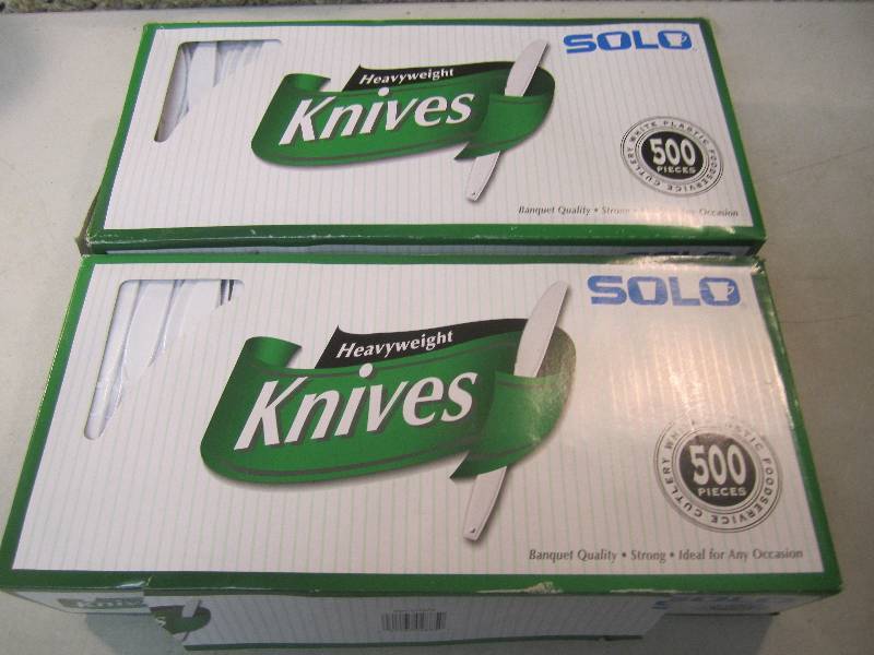 lot 184 image: 1000 Solo Heavyweight Plastic Knive...