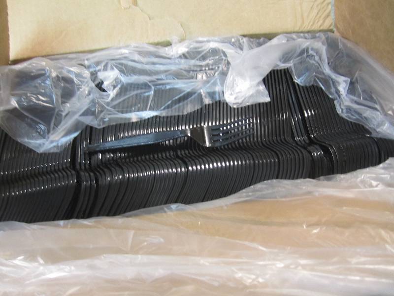 lot 193 image: Case of 1000 Plastic Forks Black  B...