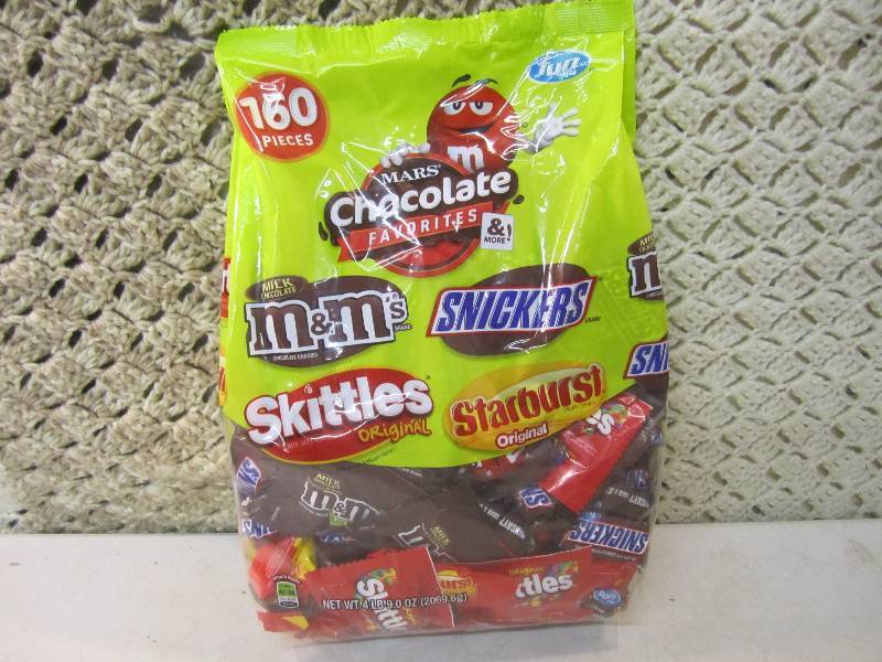 lot 200 image: Large Bag of Mixed Candy 160 Pieces...