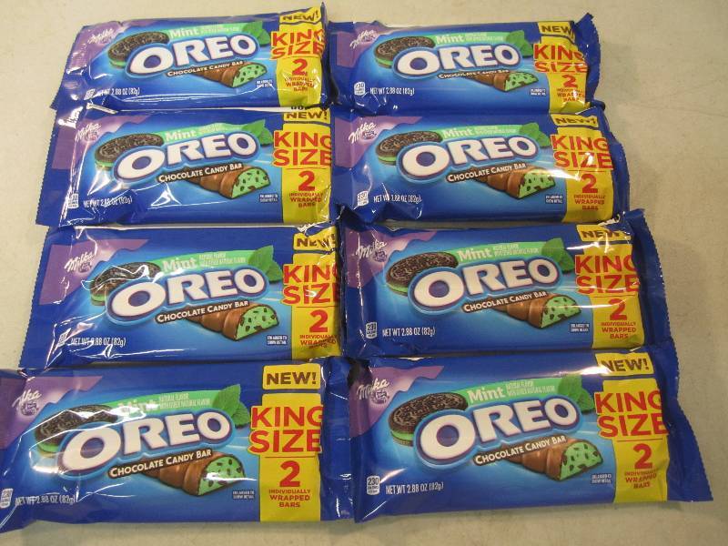 lot 204 image: 8 King Size 2-packs of Mint Oreo Ca...