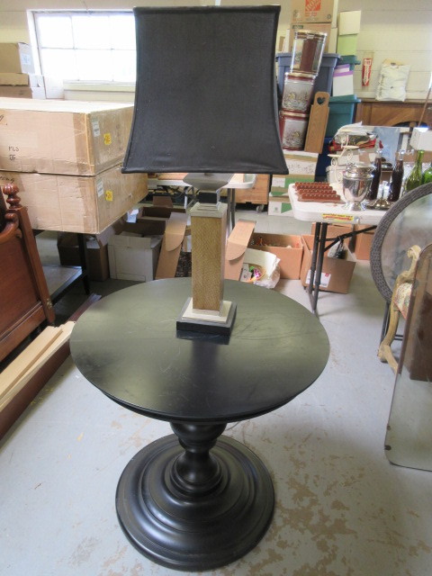 lot 907 image: TABLE AND LAMP