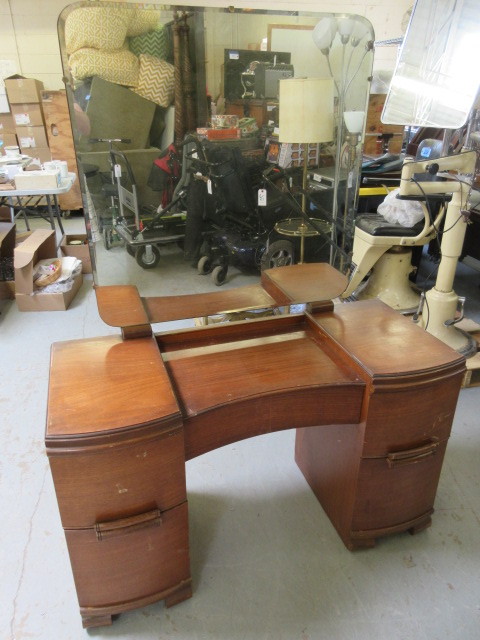 lot 924 image: VINTAGE SOLID WOOD VANITY WITH MIRROR