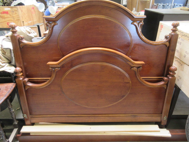 lot 925 image: SOLID WOOD QUEEN SIZE BED