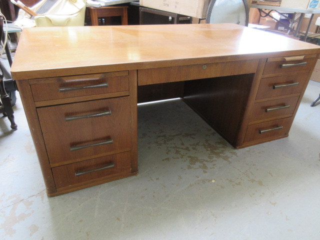 lot 927 image: SOLID WOOD LARGE DESK