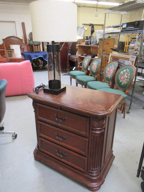 lot 930 image: LARGE NIGHTSTAND WITH LAMP