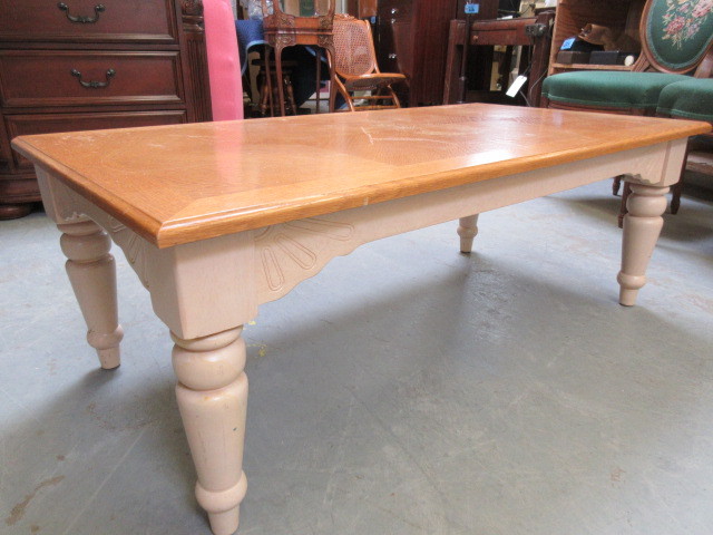 lot 931 image: COFFEE TABLE