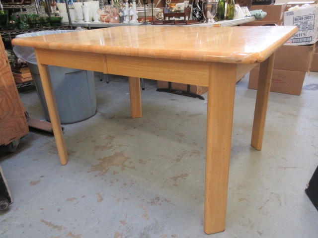 lot 945 image: SOLID OAK TABLE