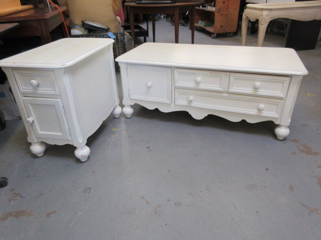 lot 965 image: COFFEE TABLE AND END TABLE