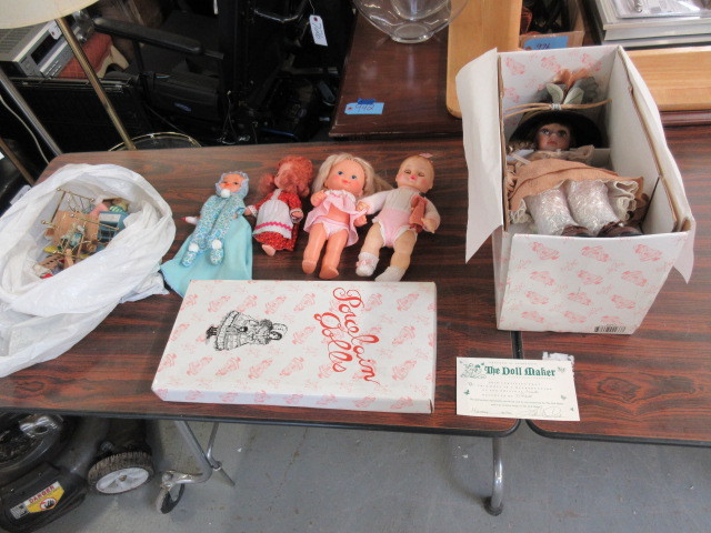 lot 979 image: DOLLS AND ACCESSORIES