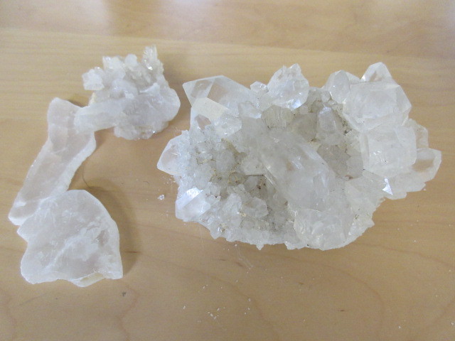 lot 981 image: QUARTZ CRYSTAL CLUSTERS