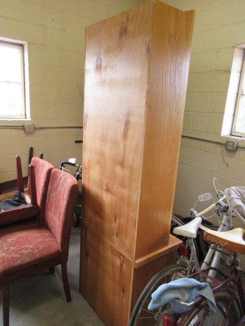 lot 989 image: OAK GUN CABINET