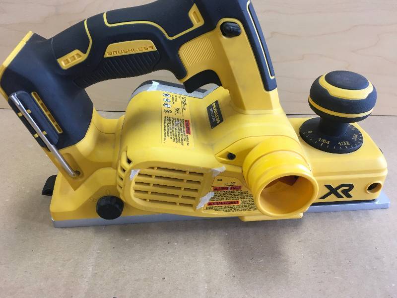 DEWALT 20-Volt MAX XR Lithium-Ion Cordless Brushless 3-14 in. Planer (Tool-Only) in working conditions mising bag