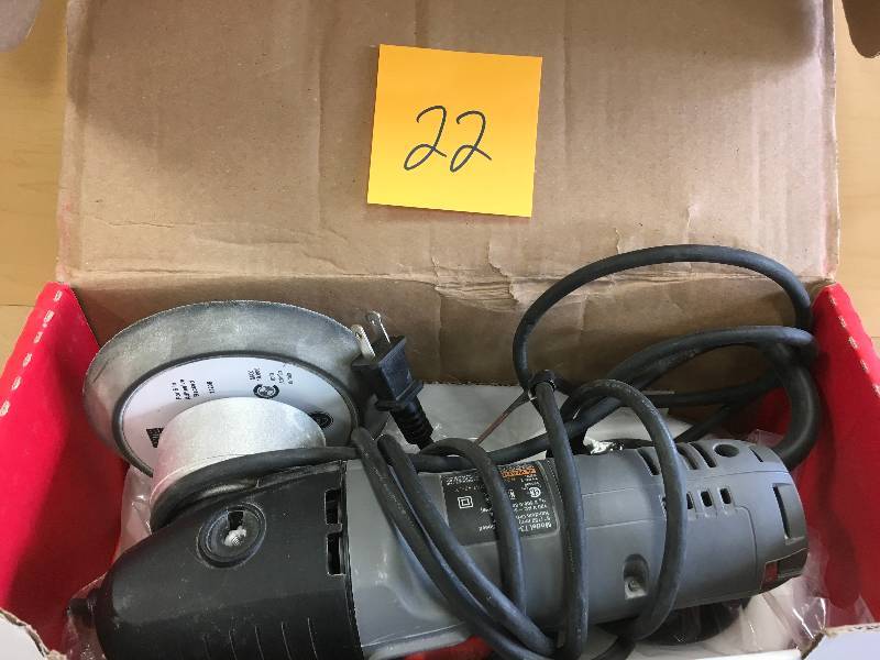 Porter Cable 4.5 Amp Corded 6 in. Variable Speed Random Orbital Sander with Polishing Pad in working conditions