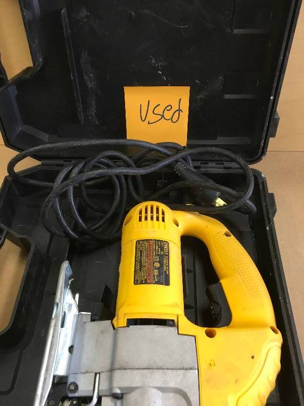 Dewalt 5.5-Amp Corded Jig Saw Kit in Working condition