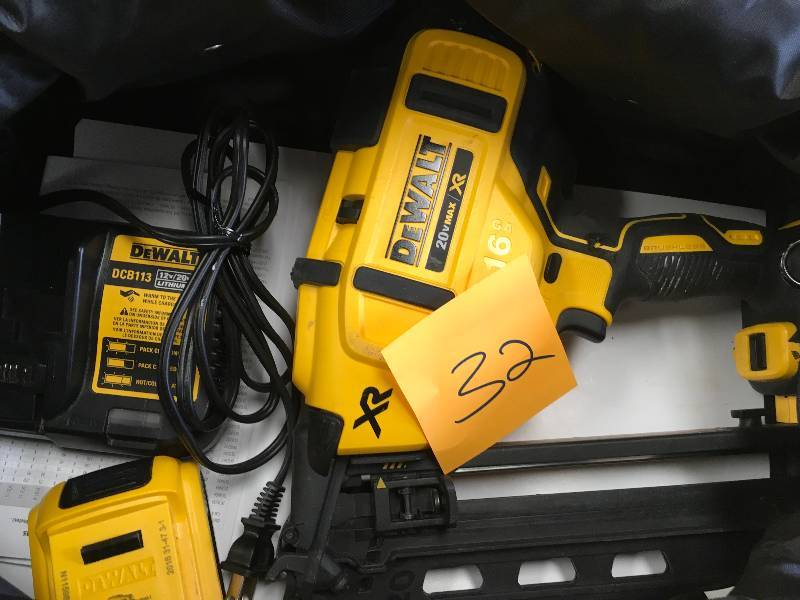 Dewalt 20-Volt Max 16-Gauge Cordless Angled Finish Nailer Kit in working condition