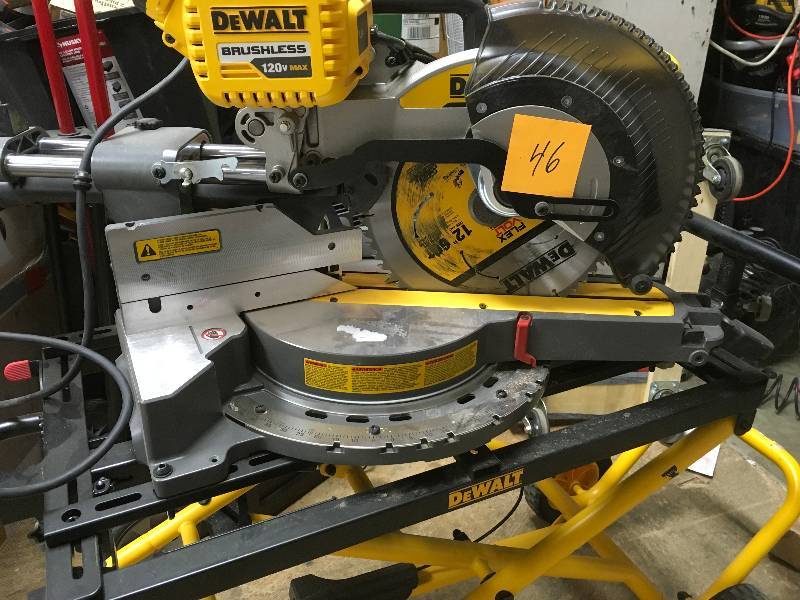 Dewalt FLEXVOLT 120-Volt MAX Lithium-Ion Cordless Brushless 12 in. Sliding Miter Saw no charger or Battery in working condition