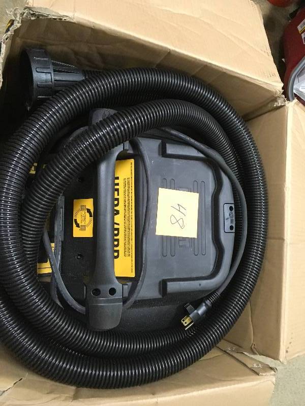 Dewalt 8 Gal. HEPA Dust Extractor with Automatic Filter Cleaning in working condition