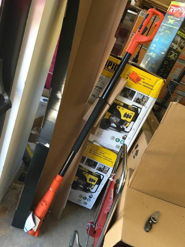 Black and Decker 10 in. 6.5-Amp Corded Electric Pole Saw in working condition