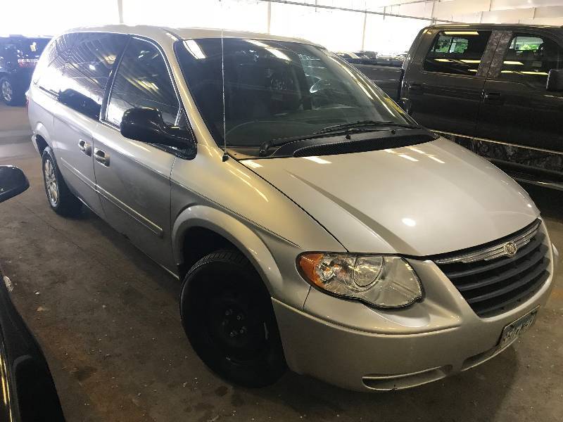 lot 13 image: 2007 Chrysler Town & Country LX