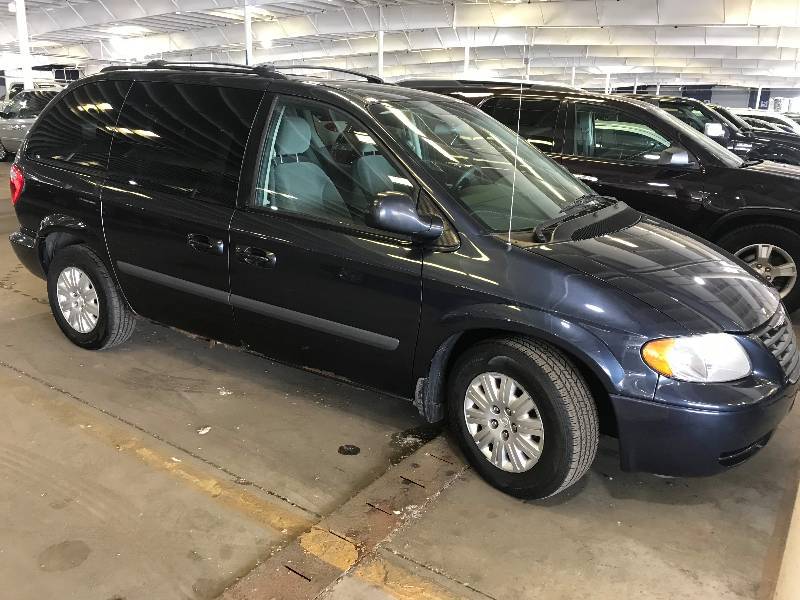 lot 15 image: 2007 Chrysler Town & Country