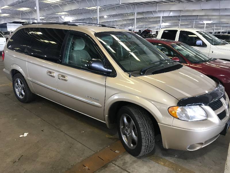 lot 23 image: 2001 Dodge Grand Caravan