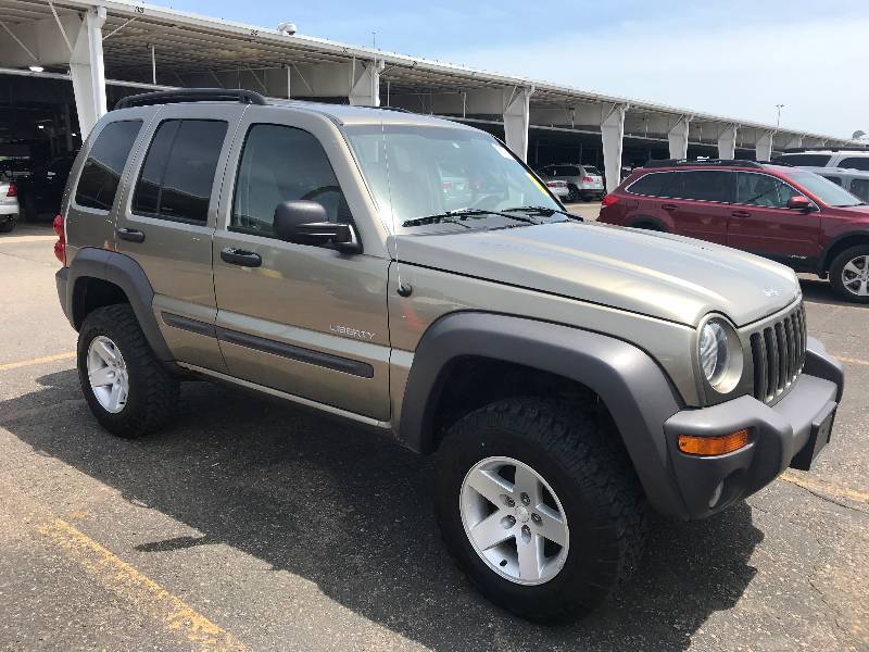 lot 26 image: 2004 Jeep Liberty Sport 4x4