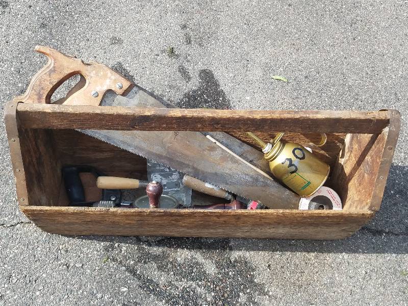 lot 4 image: TOOL CARRIER AND TOOLS