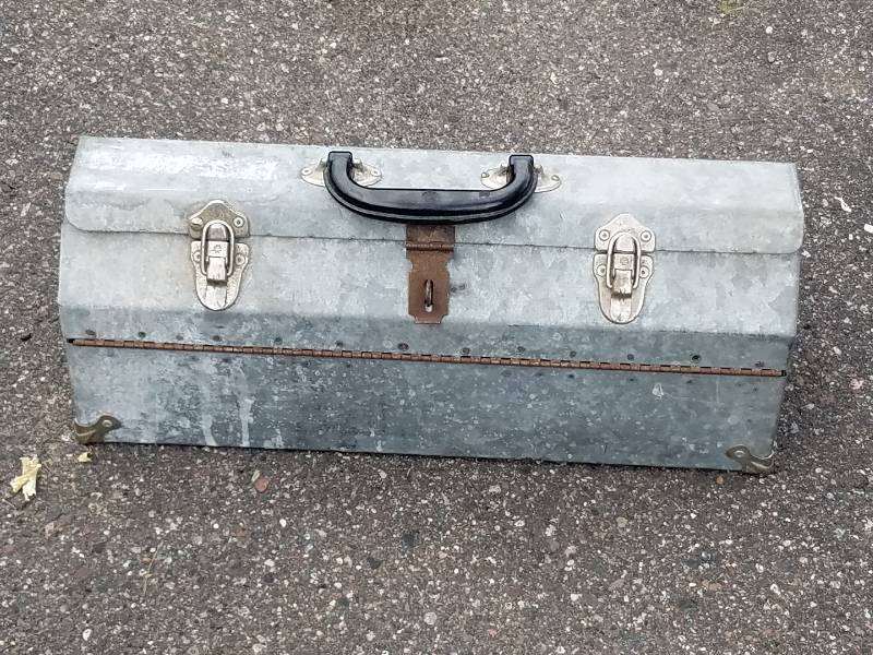 lot 13 image: TOOL BOX WITH TOOLS