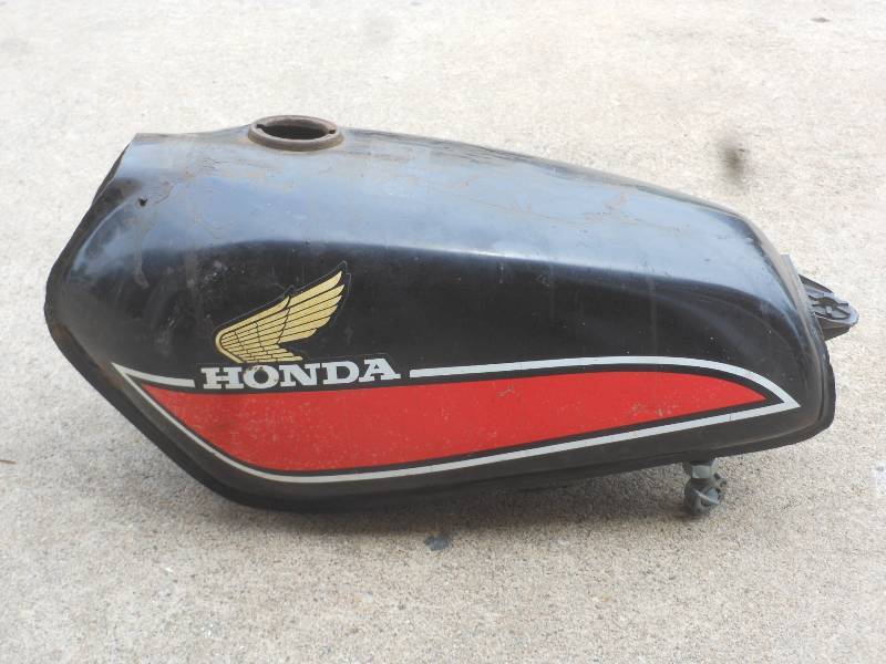 lot 45 image: HONDA MOTORCYCLE FUEL TANK