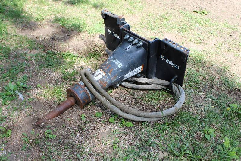 lot 33 image: 2011 Bobcat Dingo Jackhammer