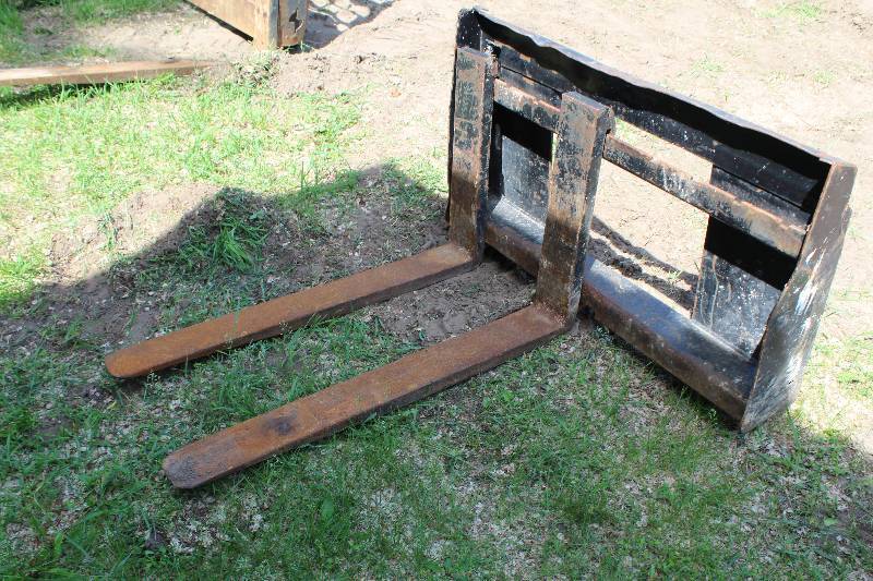 lot 34 image: Bobcat Dingo Forks
